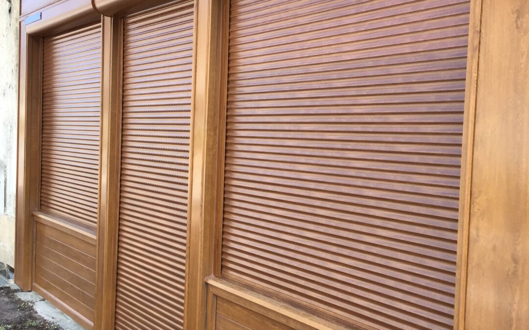 Installation de volets roulants solaires sur un ancien commerce
