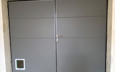 Porte de garage en acier blanc avec chatière